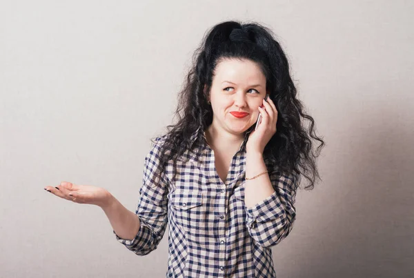 Uma Mulher Chama Telefone Isolado Sobre Fundo Branco — Fotografia de Stock