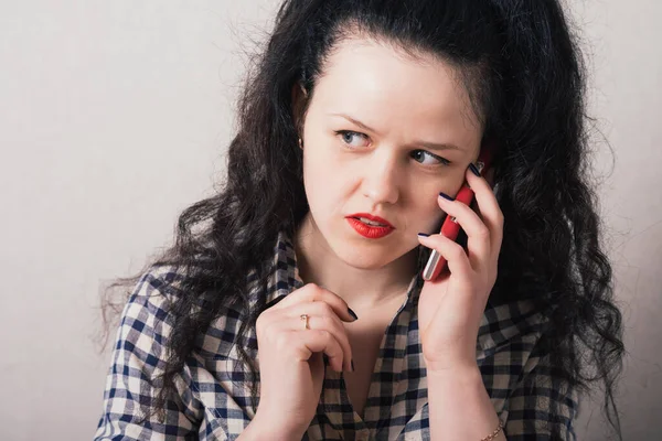 Wanita Yang Berbicara Telepon Genggam Kabar Buruk Terkejut Latar Belakang — Stok Foto