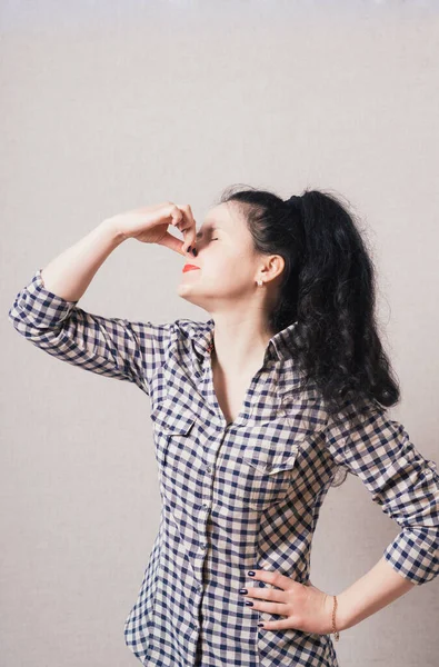 Frau Bedeckt Ihre Augen Hand Bedeckt Ihre Nase Auf Grauem — Stockfoto