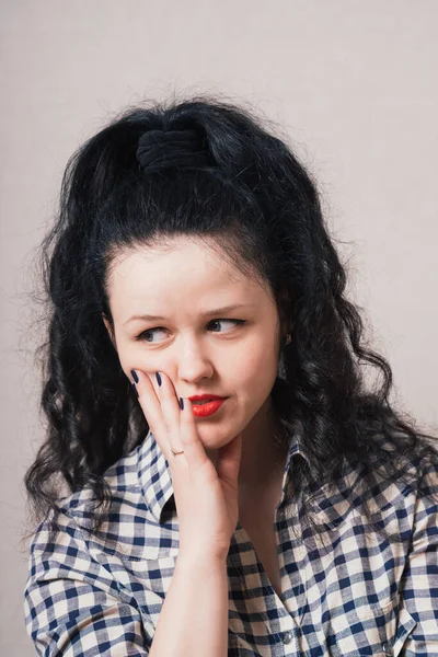 Vrouw Met Wantrouwen Kijkt Opzij — Stockfoto