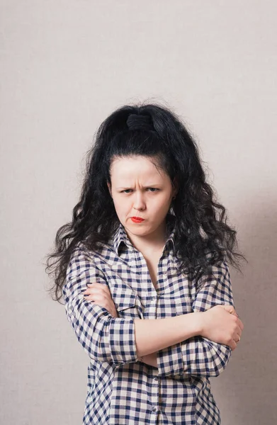 Frau Blickt Misstrauisch Jemandem — Stockfoto