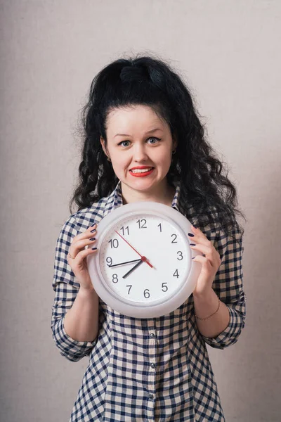 Mujer Mostrando Reloj Pared Sobre Fondo Gris — Foto de Stock