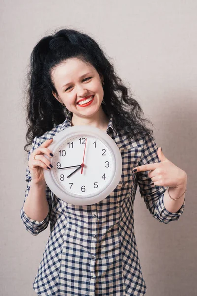 Mujer Mostrando Reloj Pared Sobre Fondo Gris — Foto de Stock