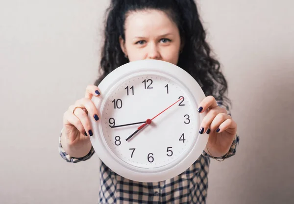 Een Vrouw Met Een Wandklok Een Grijze Achtergrond — Stockfoto