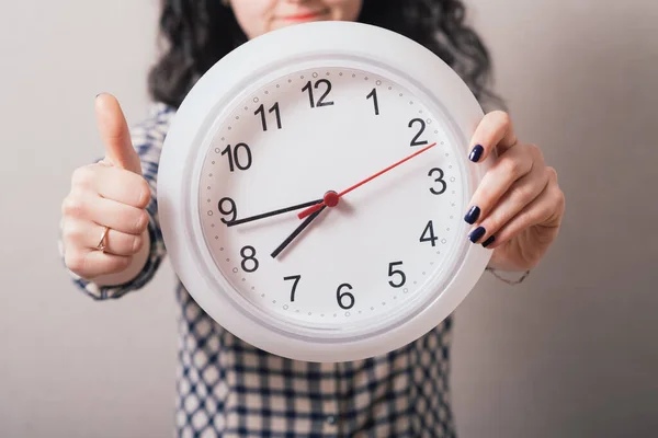 Een Vrouw Met Een Wandklok Een Grijze Achtergrond — Stockfoto