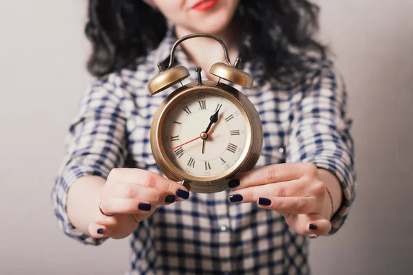 Mujer Mostrando Despertador Sobre Fondo Gris — Foto de Stock