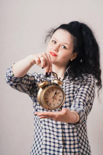 Mujer Mostrando Despertador Sobre Fondo Gris — Foto de Stock