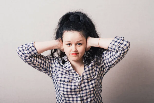 Mujer Joven Cubriéndose Las Orejas Con Las Manos — Foto de Stock