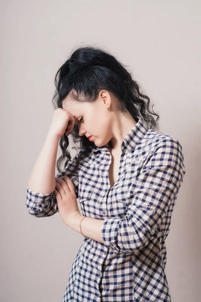 Langhaarige Schöne Junge Brünette Frau Hält Einen Finger Seine Schläfe — Stockfoto