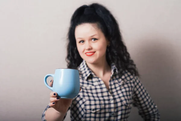 Belle Jeune Femme Avec Tasse Café Isolée Sur Fond Gris — Photo