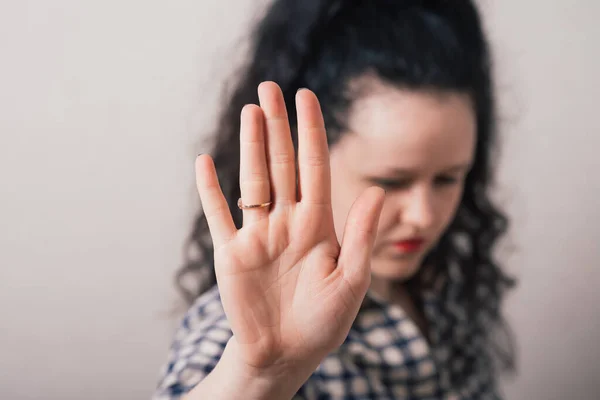 Dziewczyna Pokazuje Ręce Stop — Zdjęcie stockowe