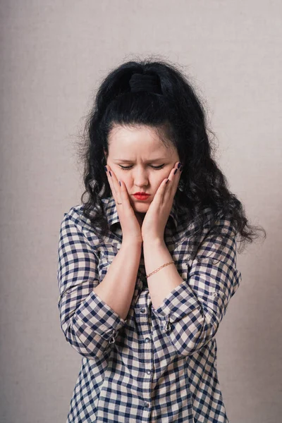 Meisje Hoofdpijn Studio Studio Achtergrond — Stockfoto