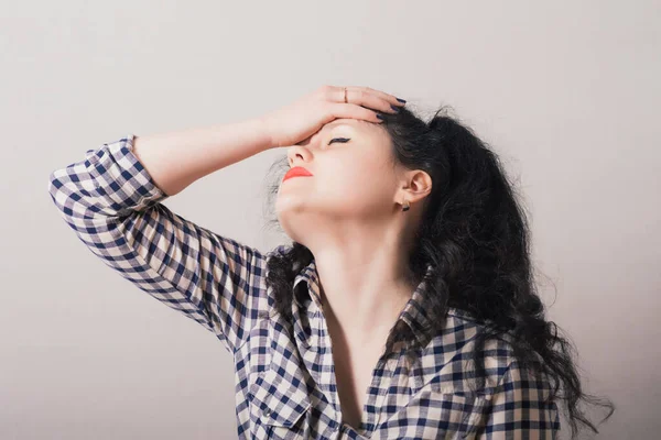 Mädchen Kopfschmerzen Studio Studio Hintergrund — Stockfoto