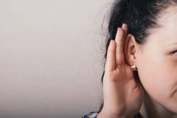 Mujer Joven Tratando Escuchar Algo — Foto de Stock