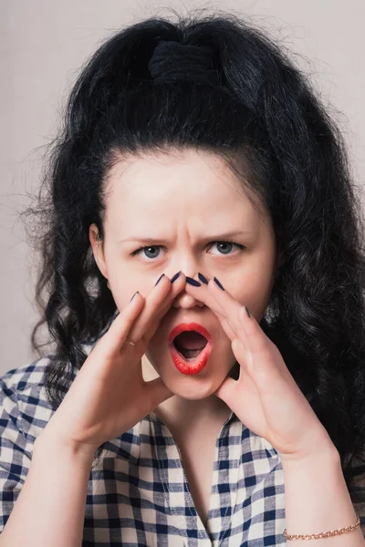 Gadis Muda Memegang Tangan Dekat Mulut — Stok Foto