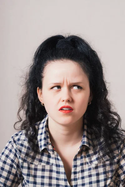 Emotioneel Tienermeisje Blij Extatische Extase Glimlachend Kijkend Naar Rechts Geïsoleerd — Stockfoto