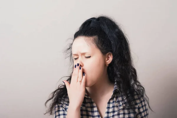 Jonge Vrouw Geeuwen Studio Achtergrond — Stockfoto