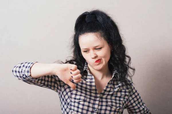 Vrouw Houdt Haar Duim Naar Beneden — Stockfoto