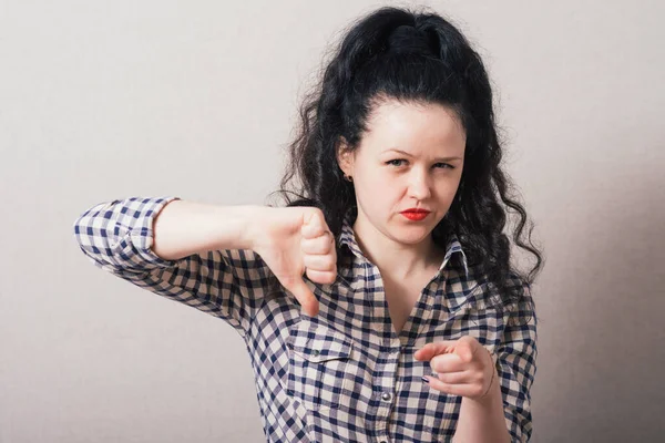 Vrouw Houdt Haar Duim Naar Beneden — Stockfoto