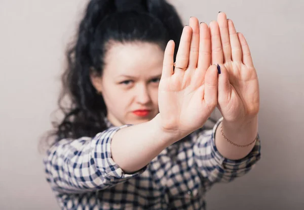 Retrato Cerca Una Joven Mujer Molesta Con Mala Actitud Dando — Foto de Stock