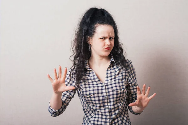 Close Portret Van Jonge Geïrriteerde Vrouw Met Een Slechte Houding — Stockfoto