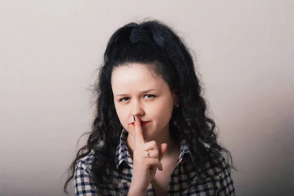 Joven Mujer Haciendo Gesto Silencio Shhh — Foto de Stock