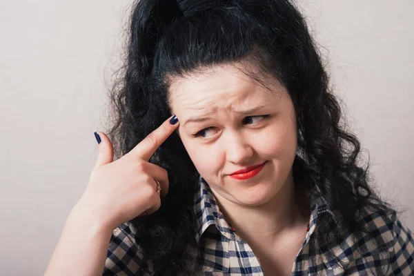 Jonge Vrouw Denkt Dat Zijn Vinger Naar Zijn Tempel — Stockfoto