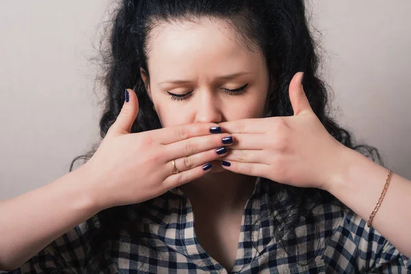 Gadis Itu Menutup Mulutnya Dengan Tangannya — Stok Foto