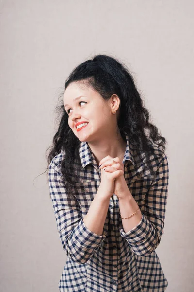 Retrato Close Uma Jovem Mulher Orando Isolada Fundo Cinza — Fotografia de Stock