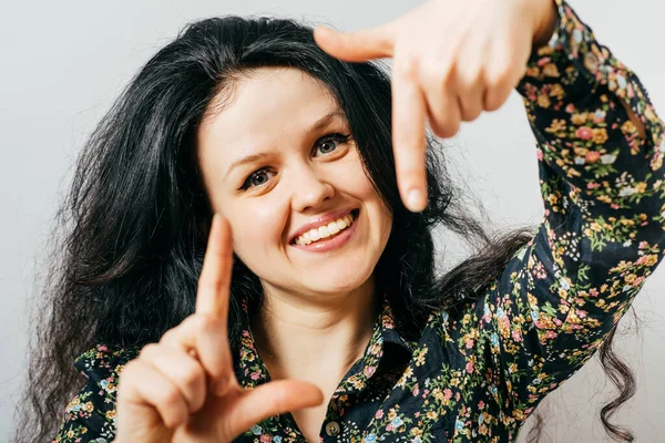 Long Haired Girl Makes Frame Photo — Stock Photo, Image