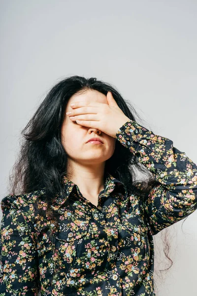 Langhaariges Mädchen Schließt Die Augen Mit Den Händen — Stockfoto