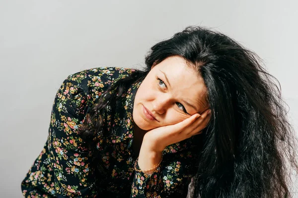 Girl Put Her Chin Her Hand — Stock Photo, Image