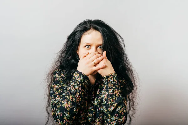Chockad Flicka Täcker Munnen Med Händer — Stockfoto