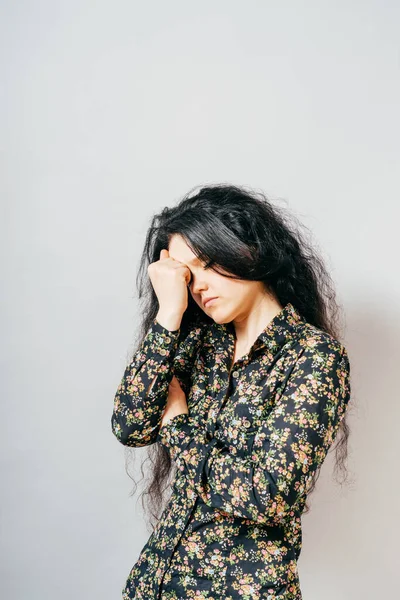 Chica Dolor Cabeza Fondo Estudio —  Fotos de Stock