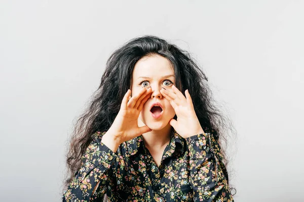 Menina Chamando Alguém Estúdio Fundo — Fotografia de Stock