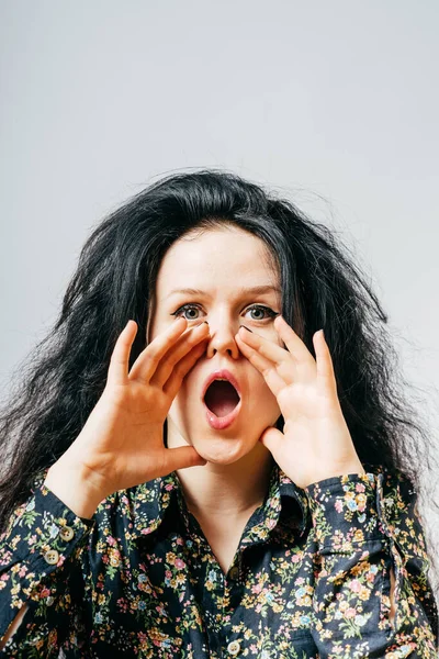 Chica Llamando Alguien Fondo Estudio —  Fotos de Stock