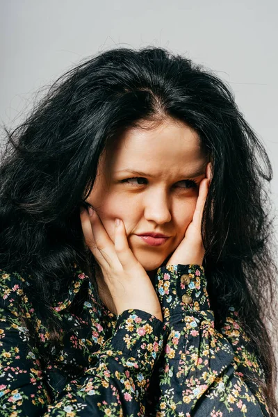 Flicka Böjande Hals Efter Arbete — Stockfoto