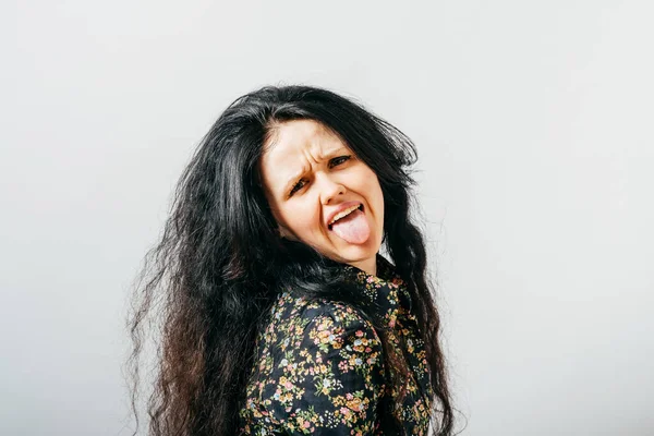 Retrato Una Joven Mostrando Lengua — Foto de Stock