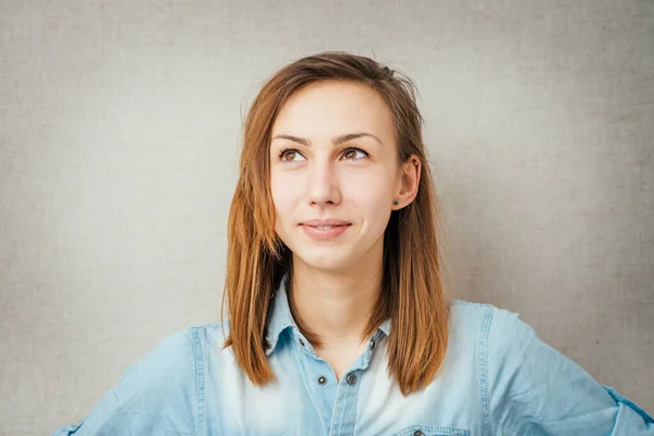 Retrato Uma Jovem Preocupada Com Gesto Pensativo — Fotografia de Stock