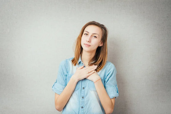 Vrouw Hand Zijn Borst Geïsoleerd Grijze Achtergrond — Stockfoto