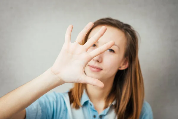 Mujer Mano Hola Aislado Sobre Fondo Gris — Foto de Stock