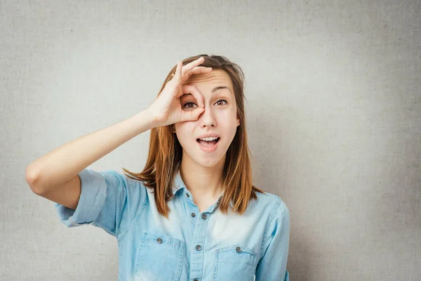 Mujer Joven Mirando Través Los Dedos Gafas Bien Sobre Fondo — Foto de Stock