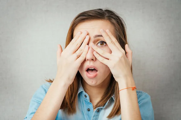 Mulher Cobre Cara Isolado Fundo Cinza — Fotografia de Stock