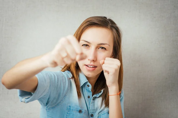 Bonita Joven Posando Con Puños Gesto Lucha — Foto de Stock