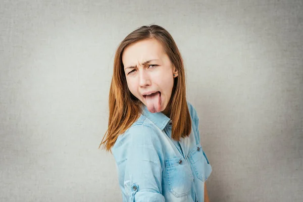 Retrato Una Joven Mostrando Lengua — Foto de Stock