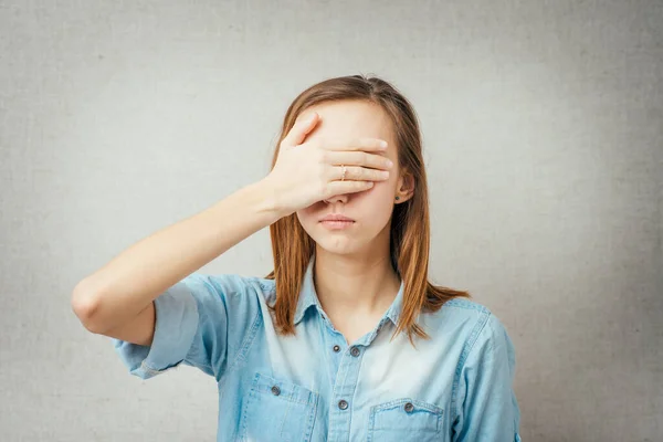 Young Woman Holding Her Hands Her Eyes — Stock Photo, Image