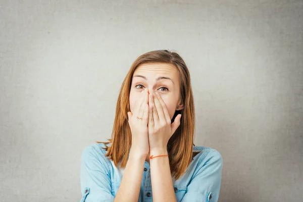 Νεαρή Φοβισμένη Γυναίκα Που Καλύπτει Στόμα — Φωτογραφία Αρχείου