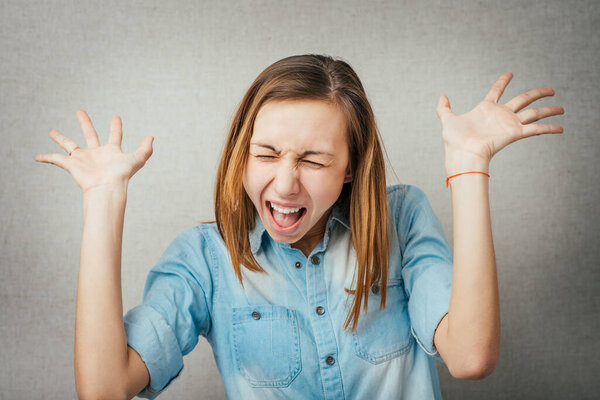 Женщина делает стоп-жест рукой
