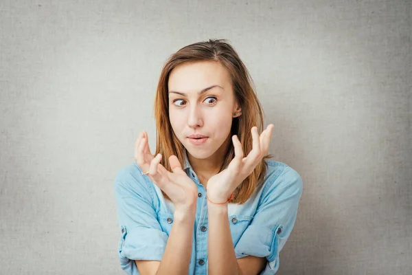 Mujer Enojada Aislado Sobre Fondo Gris —  Fotos de Stock