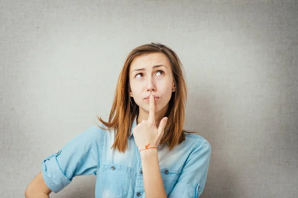 Una Idea Mujer Pensando Algo Aislado Sobre Fondo Gris — Foto de Stock